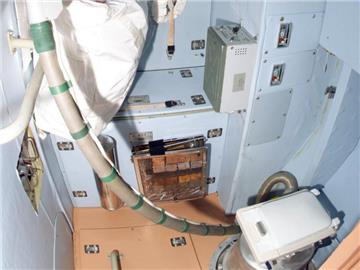 Die Toilette der Internationalen Raumstation ISS im russischen "Swesda" Modul. Foto: DB NASA HO/Archiv