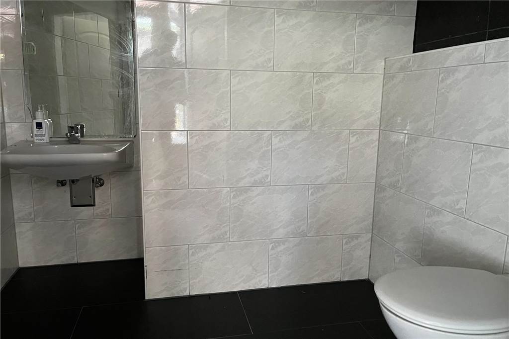 Abriss des Niewerther Hofes beginnt bald: Bilder aus der Ruine Die Toilette im Erdgeschoss ist noch recht modern.