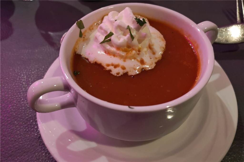 „Das Lokal“ hat von allem etwas und setzt auf frische Küche mit stilvollen Namen Die Tomaten-Suppe schmeckt fruchtig. Eine Gute Wahl.