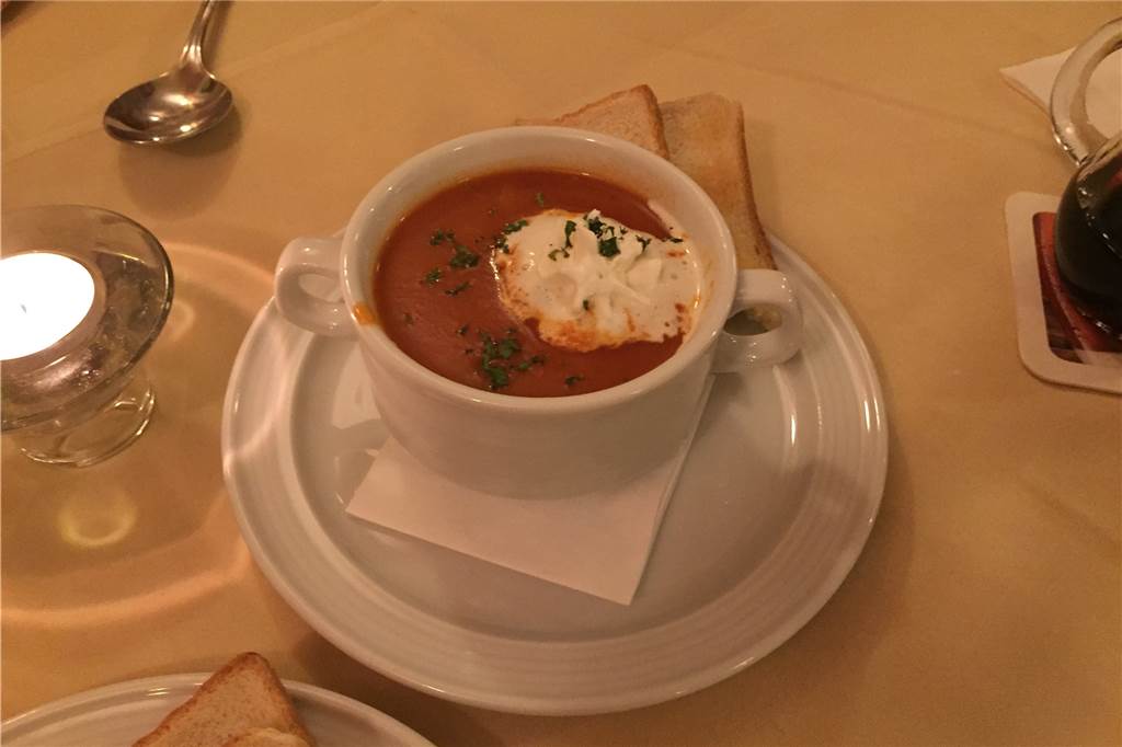 Zum Steverstrand in Olfen: Gemütliche Atmosphäre und tolle Fleischgerichte Die Tomatencremesuppe kann überzeugen.
