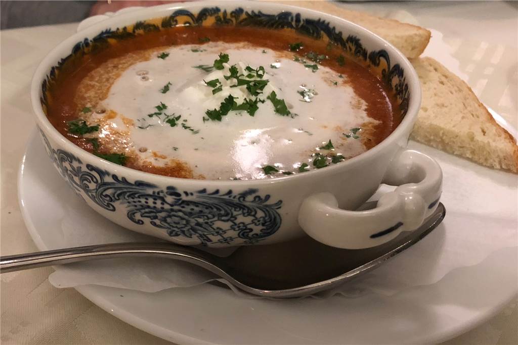 Der Domhof in Nordkirchen: Reichhaltige Speisenkarte und gediegene Atmosphäre Die Tomatensuppe