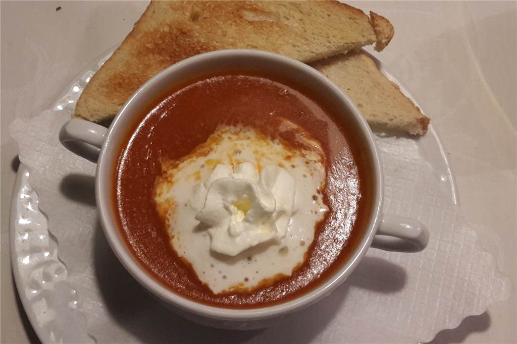 Seit 39 Jahren bietet das „Adriatik“ Balkanküche in der Innenstadt von Lünen Die Tomatensuppe mit einem dicken Klecks Sahne.