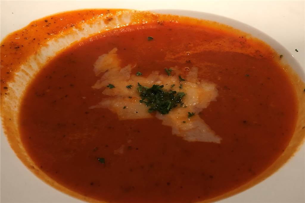 Die Tomatensuppe mit Parmesankäse