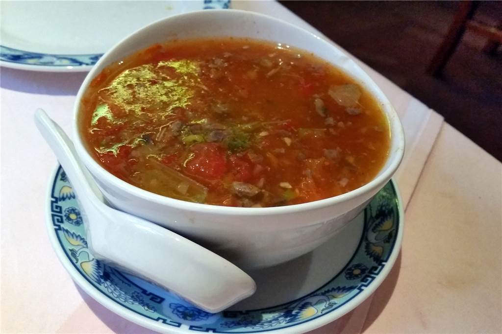 Asia-Restaurant „Golden Dragon“ überzeugt mit Charme und Spezialitäten aus Fernost Die Tomatensuppe mit Rindfleisch
