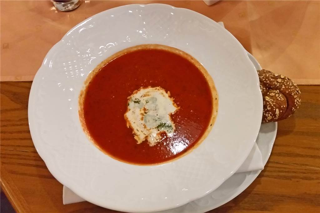 Exzellent speisen in der Legdener Partyhochburg Dorf Münsterland Die Tomatensuppe mit Sahne und Basilikumpesto