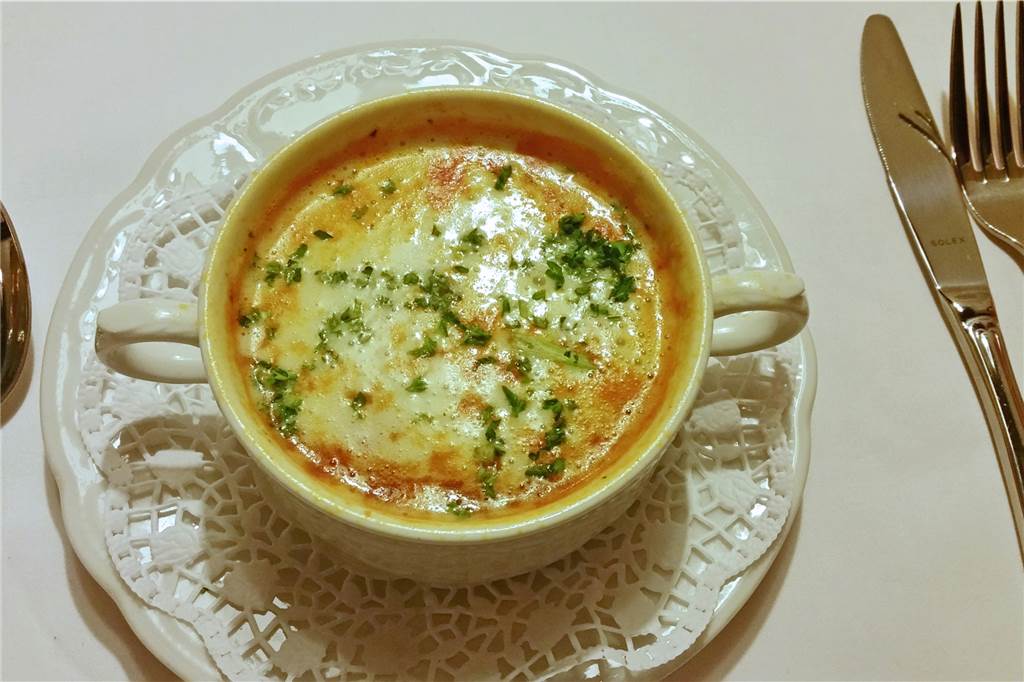 Traditionshaus „Rols up’n Hook“ ist seit über 100 Jahren immer eine Ecke besser Die Tomatensuppe wurde mit einem Klecks Sahne verfeinert.