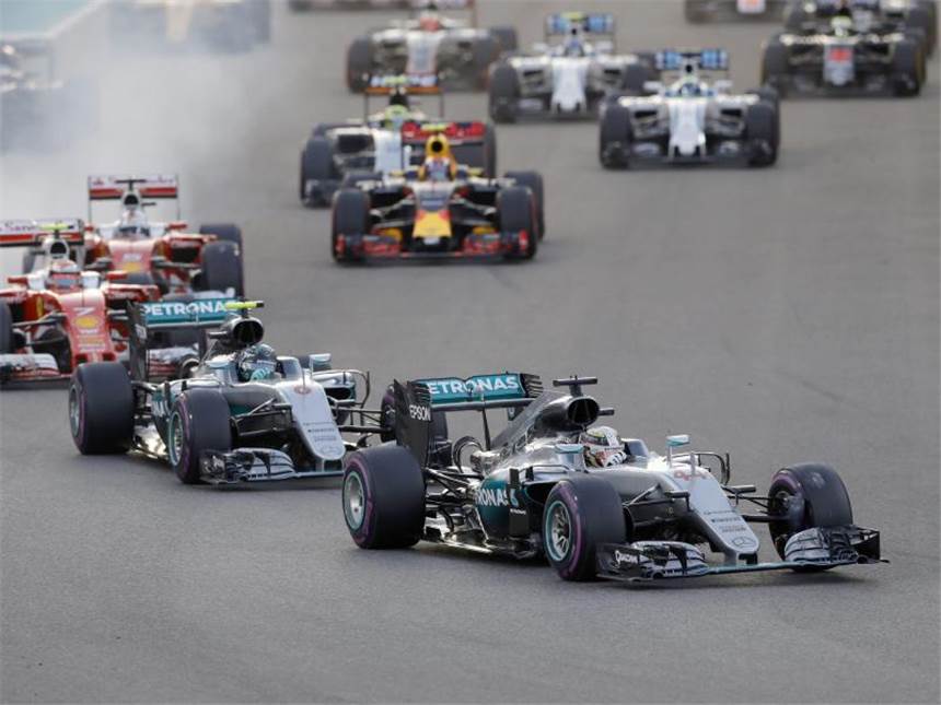 Rosberg feiert WM-Triumph im Zitter-Finale Die Topfahrer kommen sich beim Start nicht in die Quere, Lewis Hamilton biegt vor dem Deutschen in die erste Kurve ein. Foto: Valdrin Xhemaj