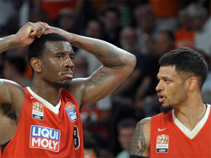 Ausverkauf - Ulms Basketballer müssen Neustart wagen Die Topspieler Raymar Morgan (l) und Chris Babb verließen Ulm. Foto: Stefan Puchner