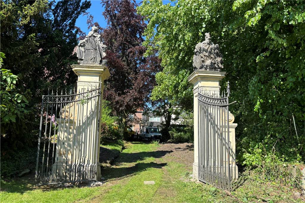 Sommerputz im Garten Rensing: Historisches Tor feiert 300. Geburtstag Toranlage des Barockgartens "Garten Rensing".