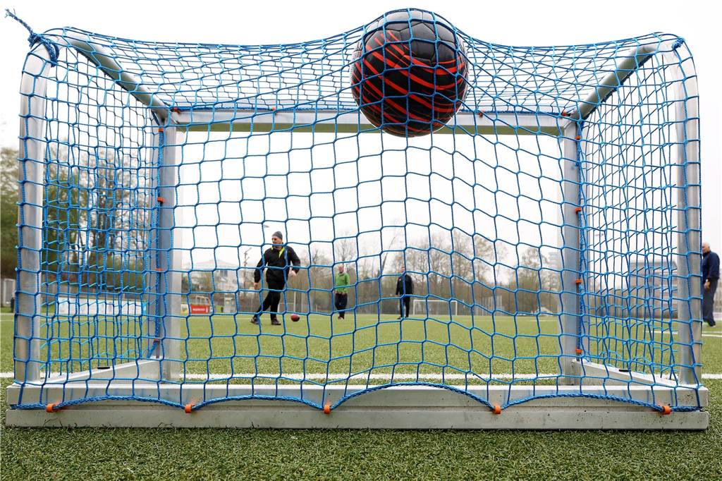 Walking Football: Fitnesssportart nicht nur für „Altherrenfußballer“ Die Tore beim Walking Football sind deutlich kleiner.