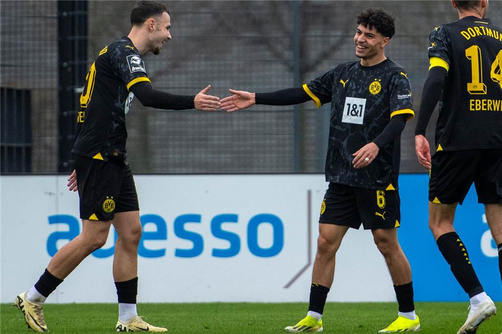 BVB II im Geheimtest gegen RW Oberhausen Die Torschützen Falko Michel und Ayman Azhil klatschen sich ab.