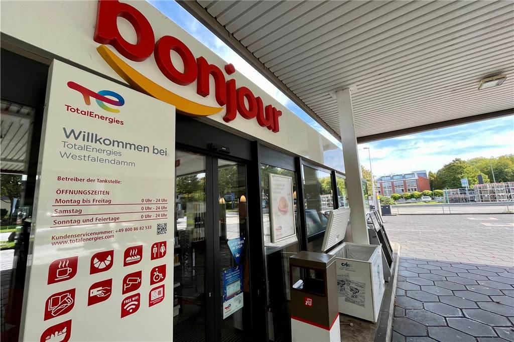 B1-Vollsperrung legt Handel lahm: In Geschäften an der Bundesstraße brechen Umsätze ein Die „TotalEnergies"-Tankstelle hat auf die Sperrung mit einer vorübergehenden Schließung reagiert.