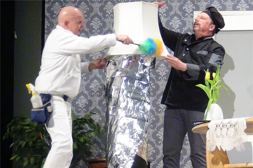 Theatergruppe Phönix aus Dorsten hat Krimi-Spaß hervorragend umgesetzt Die Leiche wird zur Stehlampe.