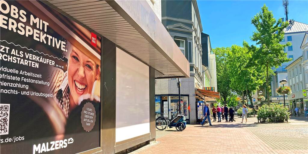 Unendliche Geschichte mit Happy End: Neues Leben in ehemaliger Commerzbank Die „toten“ Schaufenster der verlassenen Commerzbank-Filiale zieren jetzt erste Werbeplakate für die neue Bäckerei-Filiale.
