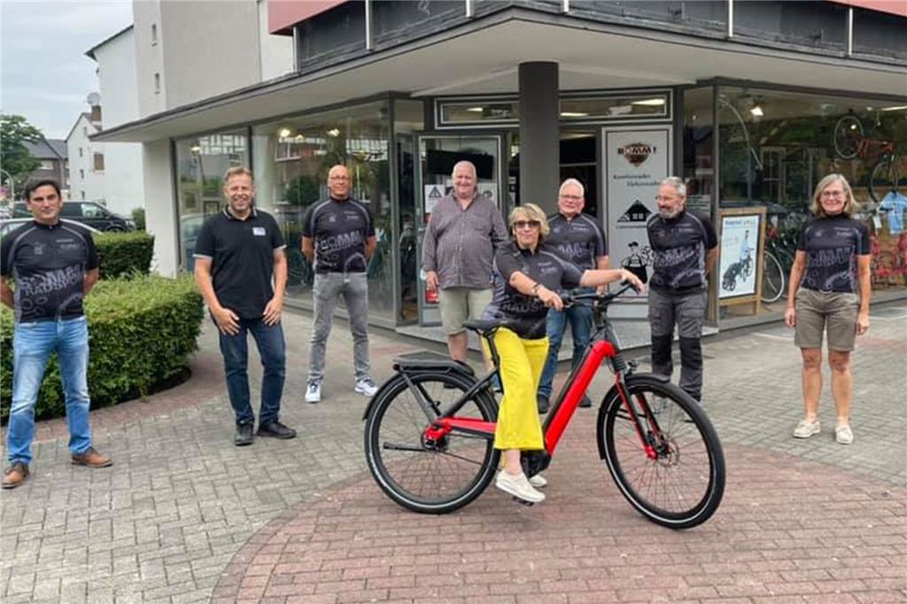 Mit dem Rad und Prominenz nach Berlin: Tour für Parkinson-Betroffene Die Tour-Teilnehmer sind vom Dorstener Rad-Fachgeschäft mit eigenen Trikots ausstaffiert worden.
