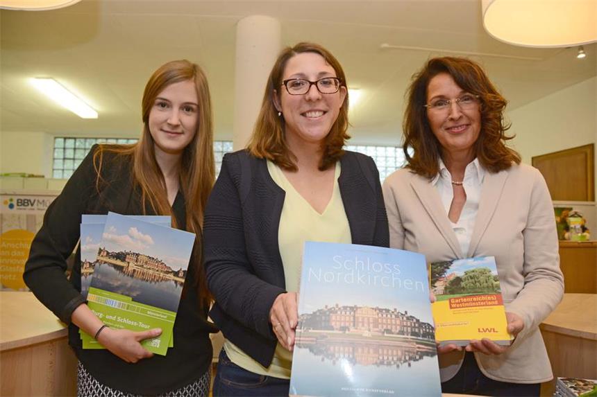 Tourist-Info in Nordkirchen ist jetzt täglich geöffnet Die Tourist Information hat zwei neue Mitarbeiterinnen. Magdalena Sieradzon (l.) und Anne Patt stehen seit dem 1. Mai beziehungsweise dem 1. Juni der Tourismusmanagerin Maike Teetz (M.) unterstützend zur Seite.