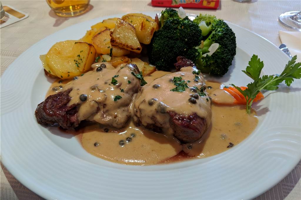 Das Steakhaus am Gabelpunkt überzeugt mit gut gemachten Klassikern für Fleischliebhaber Die Tournedos vom Rinderfilet.
