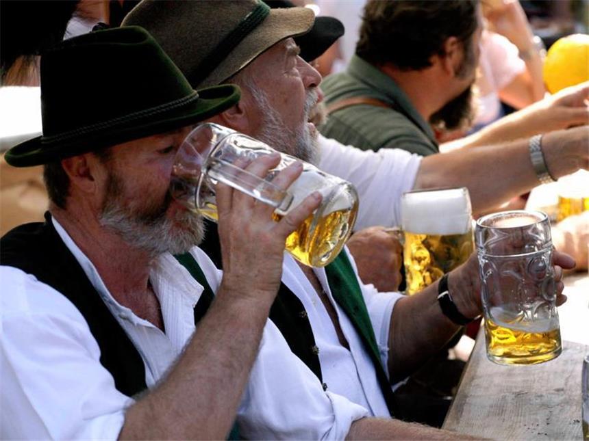 Von Hüten und Hollywood - Tradition am Tegernsee Die Trachten gehören nach Bayern - und die Hüte zu den Trachten: Rund um den Tegernsee werden Traditionen geschätzt. Foto: Alpenregion Tegernsee-Schliersee