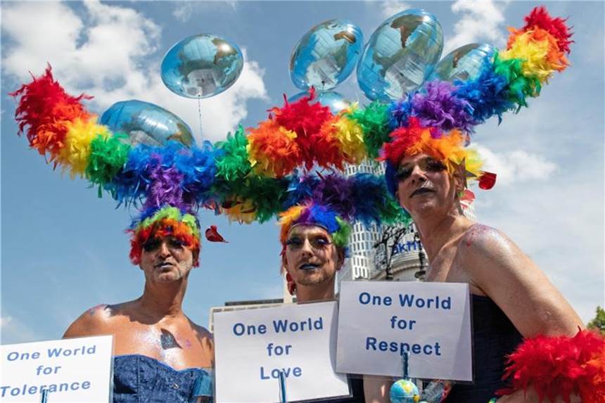 Konfetti in Berlin: Menschen feiern CSD-Parade Die traditionelle Parade der Homosexuellen findet zum 40. Mal in Berlin statt. Foto: Paul Zinken