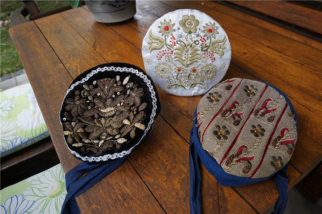 „Bauer und Bäuerin“ gratulieren in Herbern nur auf Zuruf Die traditionellen Kappen der Bäuerinnen sind schon viele Jahre alt und zum Teil handbestickt.
