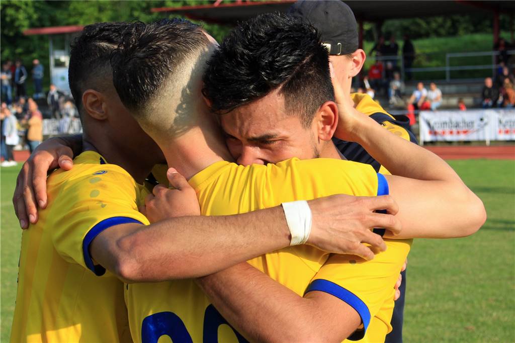 Der Spanier, der den Pokal nicht loslässt: Oscar geht mit besonderem Abschiedsgeschenk Die Tränen waren bei Cabrera nach dem gewonnen Finale schnell da. Genau so wie die umarmenden Whitson und Marcel Scholtysik.