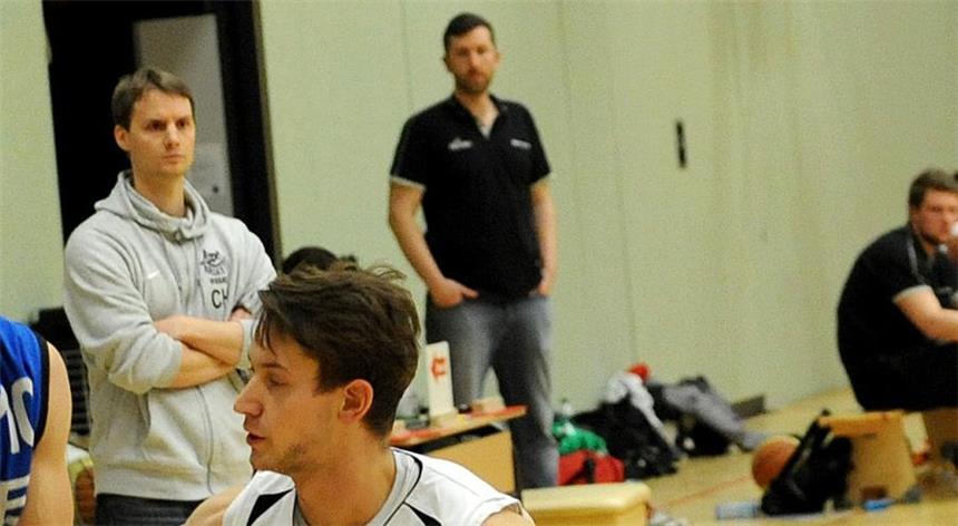 Das sagen die Trainer zum Sieg der LippeBaskets Die Trainer Christoph Henke (LippeBaskets, li.) und Dariusz Domanski (TVE Barop, im Hintergrund) verfolgen angespannt das WBV-Pokalspiel ihrer Teams.