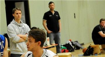 Die Trainer Christoph Henke (LippeBaskets, li.) und Dariusz Domanski (TVE Barop, im Hintergrund) verfolgen angespannt das WBV-Pokalspiel ihrer Teams.