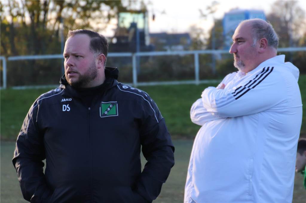 Frauen des Werner SC schließen sich GS Cappenberg an Die Trainer Daniel Schmucker und Thomas Gebhardt beobachten ein Spiel von GS Cappenberg.