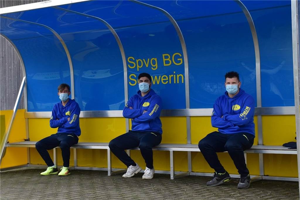 Schweriner Nachwuchskicker möchten die Champions League erreichen Die Trainer der Schweriner B-Jugend (v.l.): René Kiefert, Muhammed Kirac und Frank Jakubus (v.l.n.r.) versuchten zunächst beim Laufprogramm ihrer Schützlinge mitzuhalten. Dann bevorzugten sie die Bank.