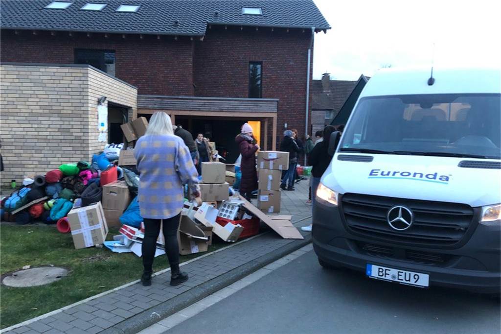 Spenden-Boom in Ascheberg: „Es ist irre und unglaublich“ Die Transporter füllen sich schnell mit Spenden.