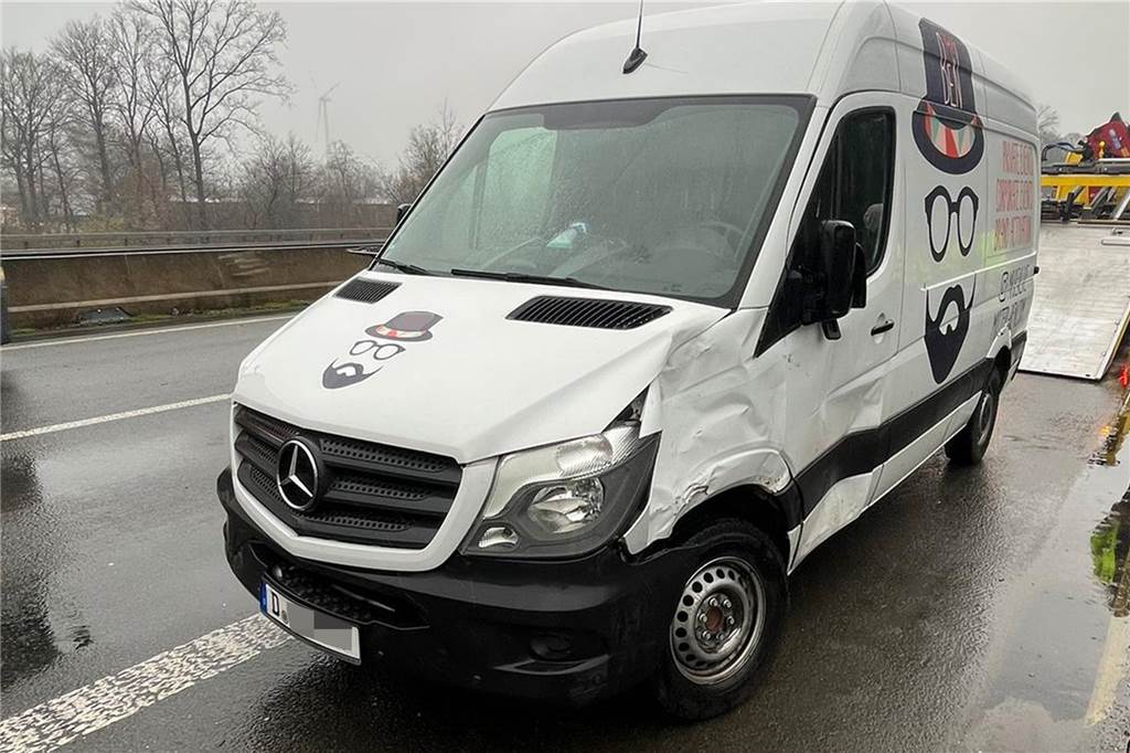 Unfall auf A 31: Kollision mit Transportern und historischem Foodtruck Die Transporter wurden durch die Kollision beschädigt.