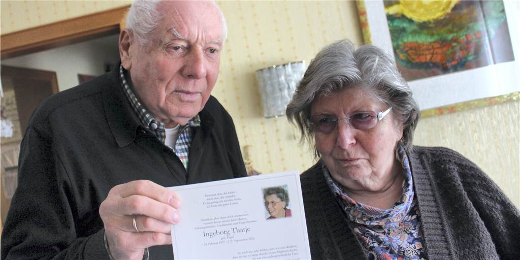 Post vertrödelt Trauerkarten: Peinlichkeit rund um Mutters Beerdigung Die Trauerkarten von Ingeborg Thatje kam nicht bei den Angehörigen an. Mit Telefon und E-Mail wurden diese dann von Christel und Jürgen Thatje verständigt.