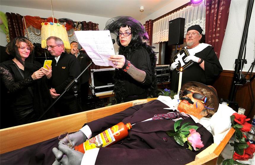 Karnevalisten verabschiedeten sich vom Bacchus Die Trauerrede wird verlesen.