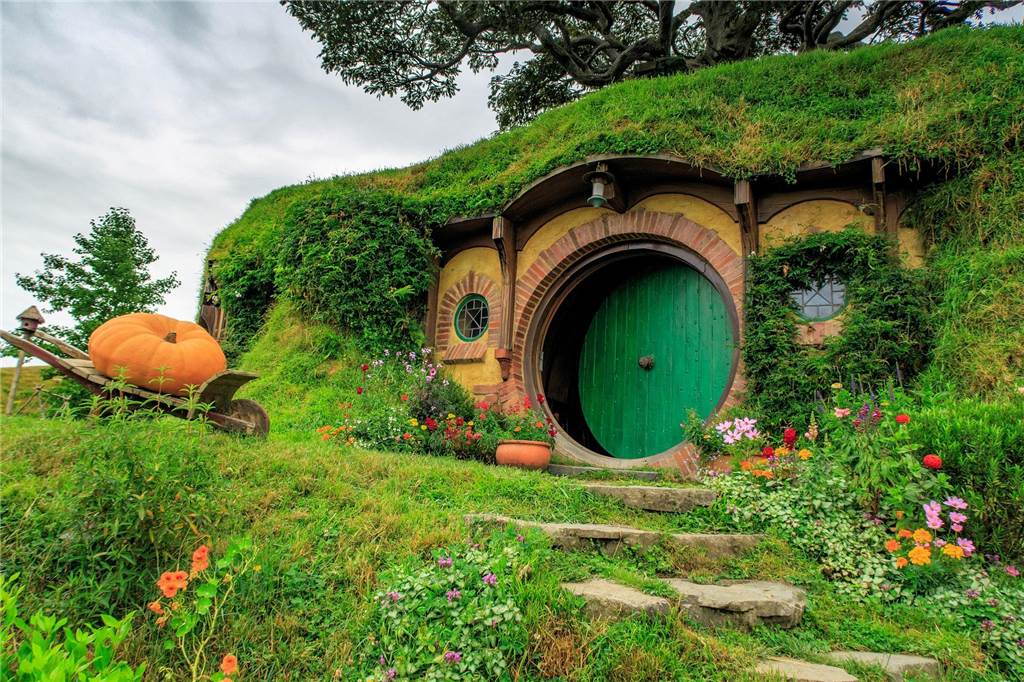 Kein Traumhaus ist wie das andere: See-Villa gefällig, oder lieber ein Holzhaus in Alabama? Das Haus von Frodo Beutlin.