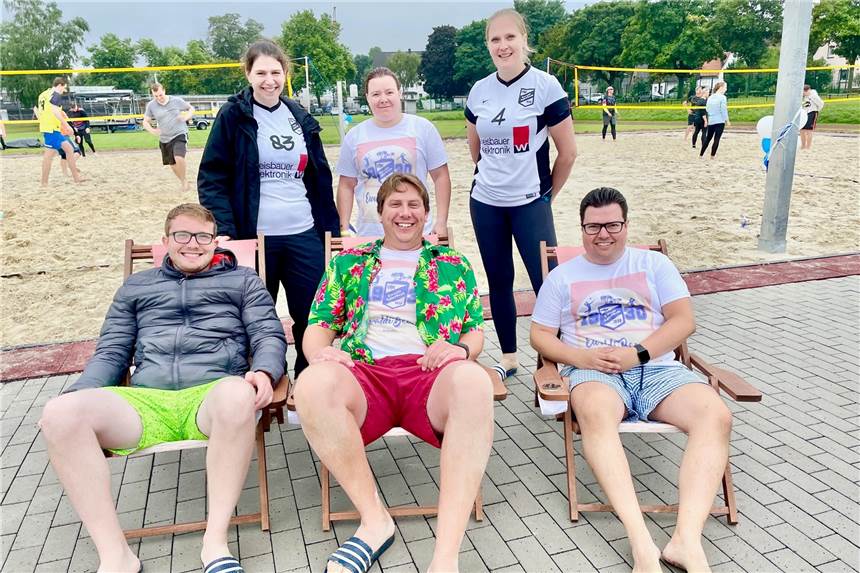 Die Trendsportanlage an der Rahmhofstraße ist bespielbar. Da hat der neue Ewaldi-Vorstand gut lachen. Untere Reihe von links: Tobis Fülling, Markus Fittinghoff und Marcel Veit. Obere Reihe von links: Julia Weretecki, Nicole Gehep und Laura Zibirre.