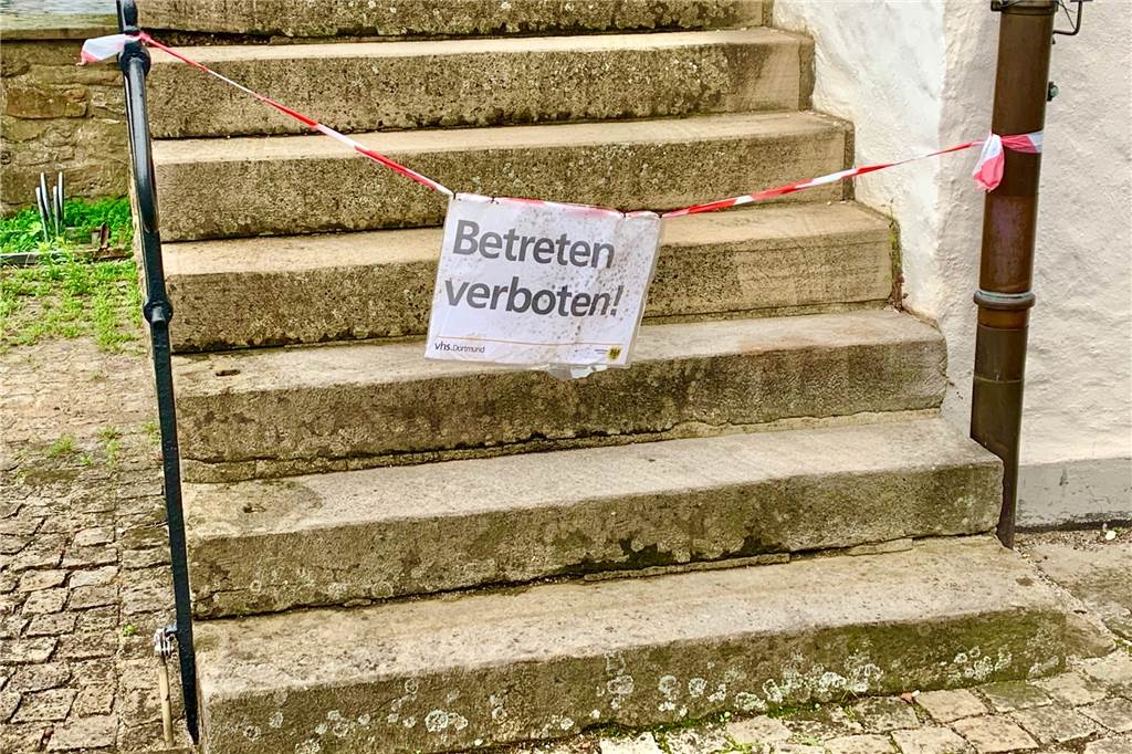 Café im Haus Rodenberg seit Monaten geschlossen – wann öffnet es wieder? Die Treppe zum Nordflügel darf nicht betreten werden.