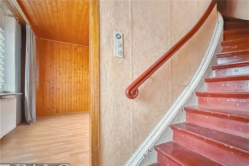 Doppelhaushälfte für 179.000 Euro - Was man dafür bekommt Die Treppen haben ihre besten Zeiten hinter sich.
