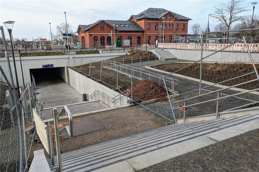 Großbaustelle am Bahnhof: Wann das Hindernis Treppenturm abgebaut wird Die Treppenanlage zur Unterführung an der Gelsenkirchener Straße kann schon benutzt werden.