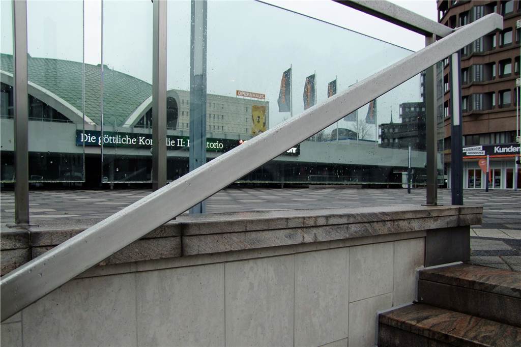 Keine Bettler vor dem Ballett? Am Dortmunder Theater passt ein Sicherheitsdienst auf Die Treppenaufgänge zum Theaterplatz werden oft von Drogenkonsumenten benutzt. Deshalb setzt die DoPark GmbH einen Security-Service ein.