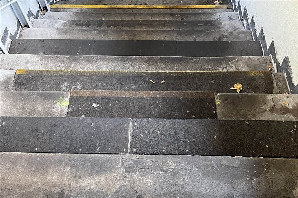 Hauptbahnhof Lünen versifft: „Mit meiner Mutter fahre ich hier nicht mehr“ Die Treppenstufen zu den Gleisen 3 und 4 am Lüner Hauptbahnhof.