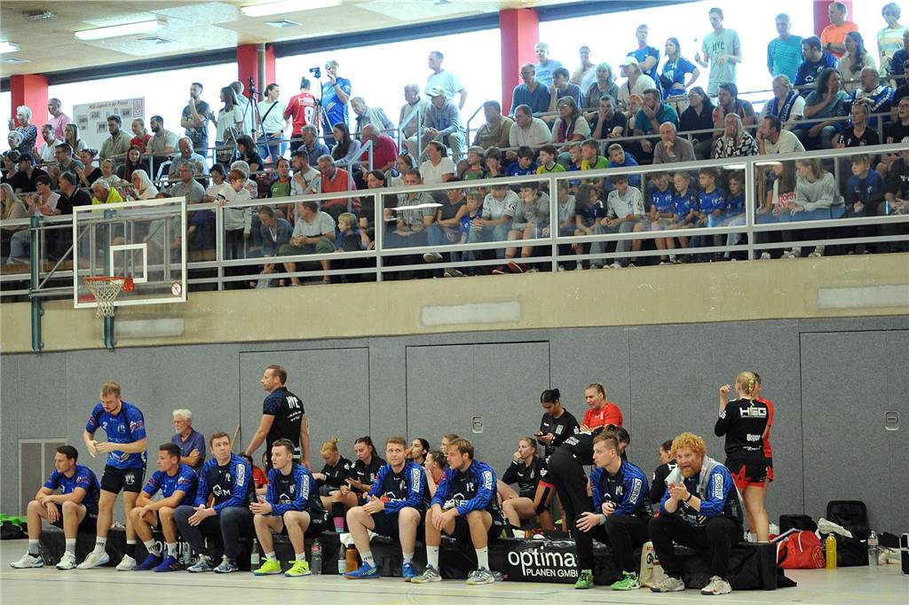 Die Tribüne der FBG-Sporthalle war zum Bezirksliga-Derby mit mehr als 200 Zuschauern gut gefüllt.