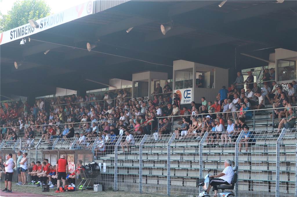 Abpfiff am Stimberg: Spvgg. Erkenschwick schlägt TuS Haltern mit 3:1 Die Tribüne im Stimberg-Stadion ist ordentlich gefüllt. Hier gibt's wenigstens Schatten.