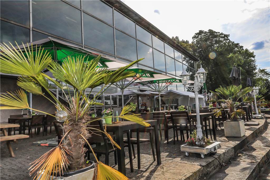 Die Tribüne über dem Biergarten wird an Renntagen mitbewirtet.