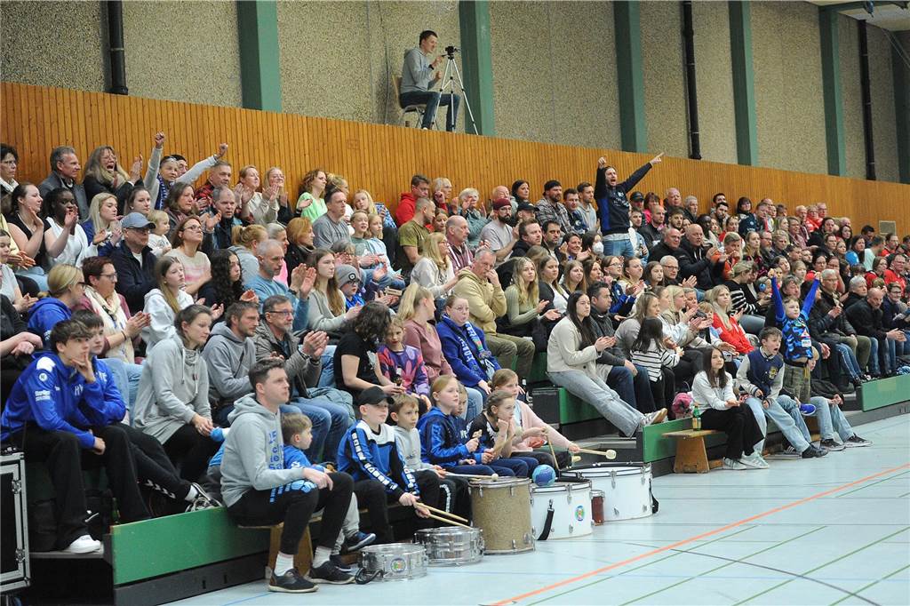 Nicht für möglich gehaltener Ausgang des Derbys: HVE Villigst-Ergste dreht Hinspiel-Spieß um Die Zuschauer in der Gänsewinkel-Sporthalle verfolgen das Lokalduell.