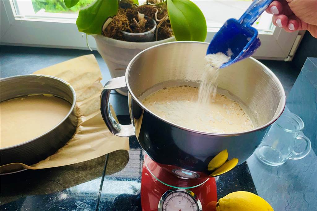Fruchtig frische Buttermilch-Zitronen-Torte schmeckt nach Sommer Die trockenen Zutaten kommen zum Eier-Zucker-Gemisch dazu.