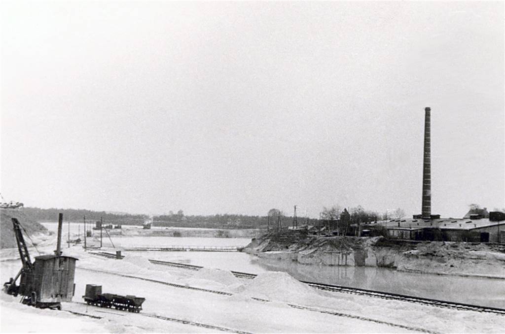 Auf Halterner Sand gebaut: Quarzwerke wachsen beständig Die Trockengewinnung in Haltern erledigte in den späten 1920er-Jahren ein Dampfbagger. Der größte Teil des Quarzsandes wurde jedoch aus dem Tagebau gefördert.