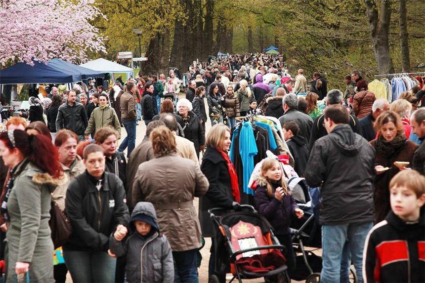 Trödelmarkt im Fredenbaumpark steht auf der Kippe Die Trödelmärkte im Fredenbaumpark sind traditionell gut besucht.