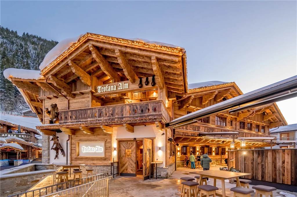 DJ Xandl aus Ischgl legt bei der Après-Ski-Party im Ramirez auf Die "Trofana Alm" in Ischgl gehört zu den beliebtesten Après-Ski-Clubs.