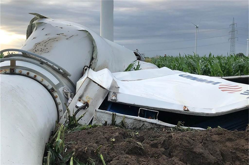 Windrad in Gescher umgestürzt: Turm und Flügel landen auf Esterner Wirtschaftsweg Die Trümmerteile des Windrads, das in Gescher-Estern abgebrochen ist