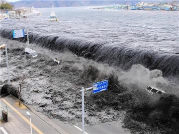 Die Tsunami-Welle nach dem Erdbeben in Japan im März 2011. Foto: AFLO/Mainichi Newspaper/Archiv